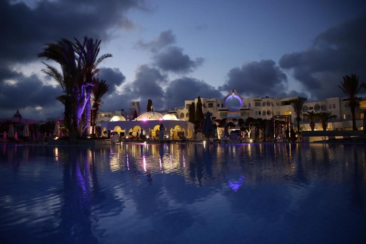 The Mirage Resort & Spa Hammamet Eksteriør billede The Royal Mirage Hotel at night