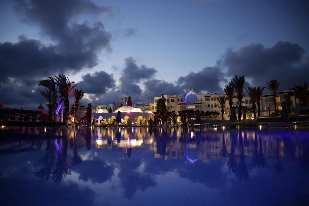 The Mirage Resort & Spa Hammamet Eksteriør billede The Royal Mirage Hotel at night