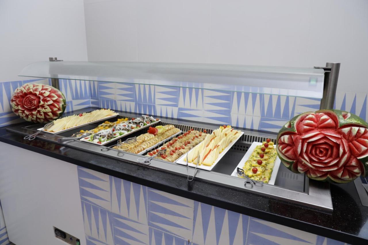 The Mirage Resort & Spa Hammamet Eksteriør billede A display case with food