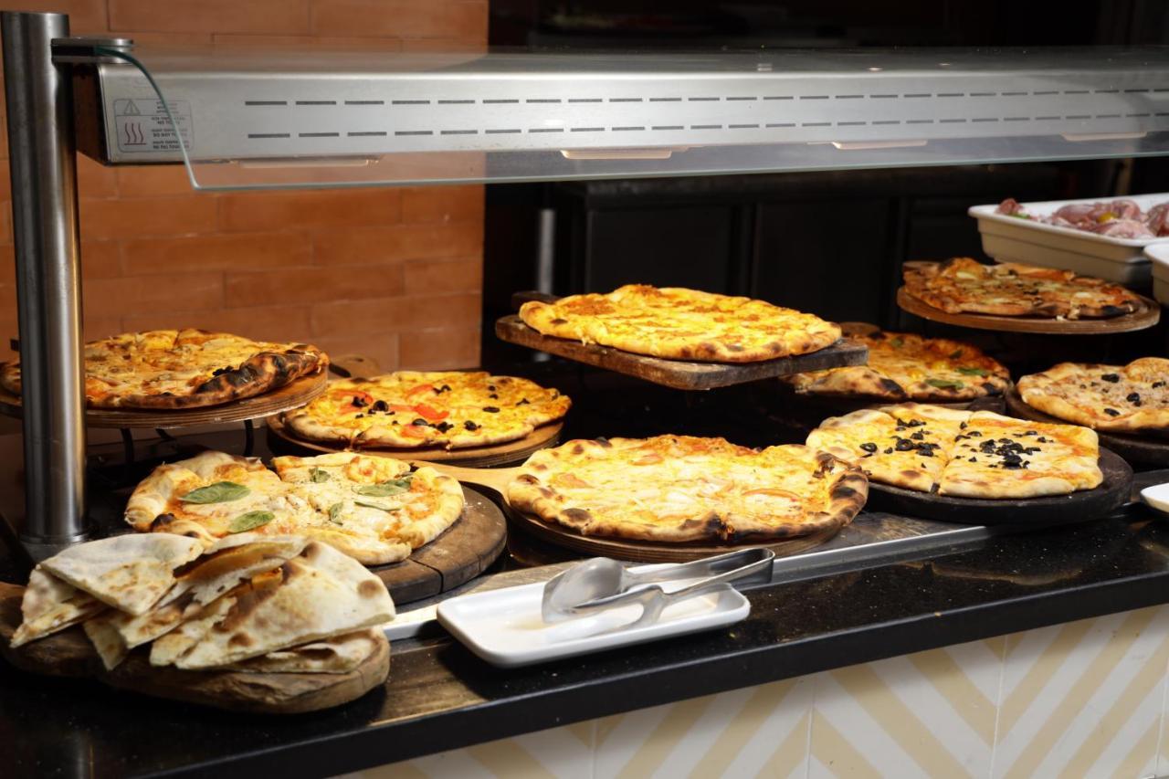 The Mirage Resort & Spa Hammamet Eksteriør billede A display of pies at a bakery